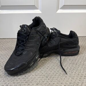 Men's Black Nike Air Max Plus Sneakers